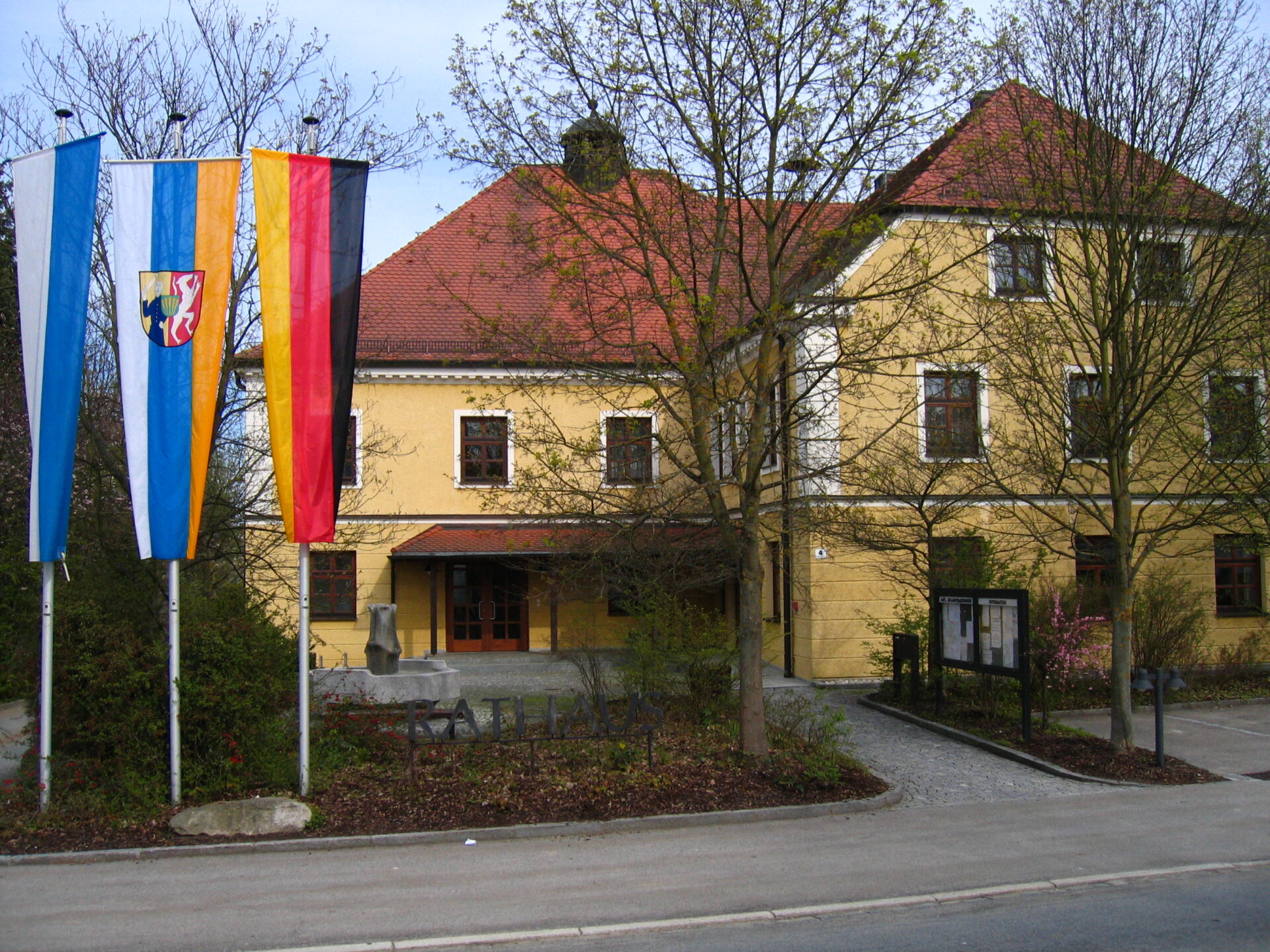 Rathaus mit Fahnen
