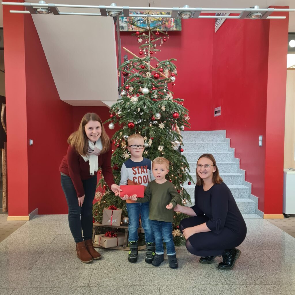 Der Kindergarten Reißing hat das schönste Weihnachtsfenster - Gemeinde